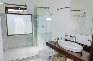 Bathroom - Mansion in Guatapé - Colombia (Medellín)