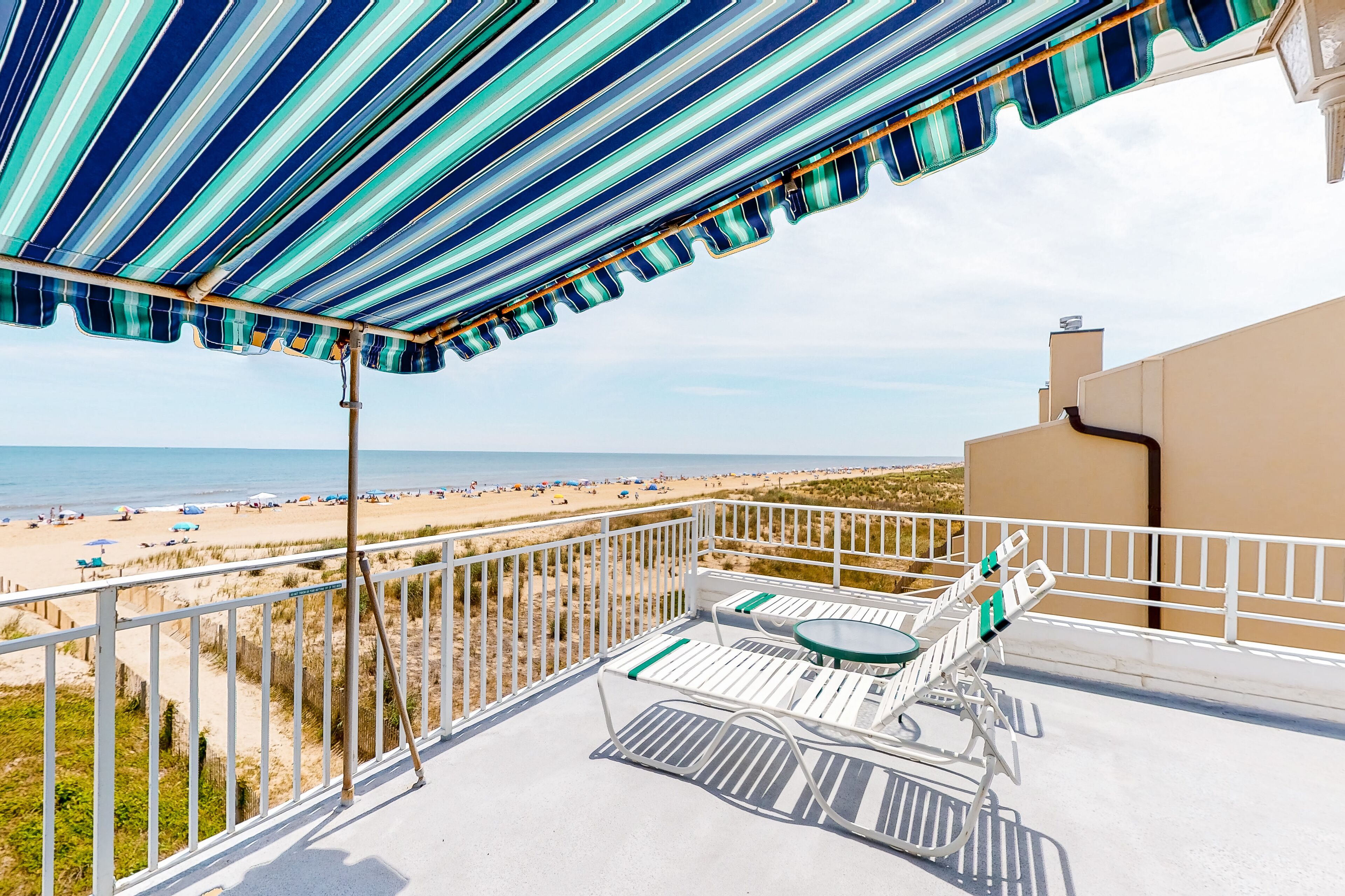 Oceanfront condo with amazing views, washer/dryer & beach access