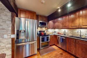 冰箱、微波炉、烤箱、炉灶