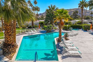 Una piscina al aire libre, una piscina climatizada