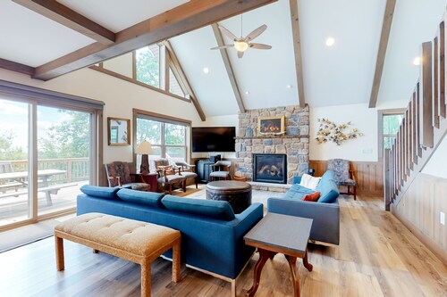 Luxurious home with hot tub for 7, game room, fireplace, central AC, & WD