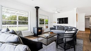 Smart TV y chimenea 