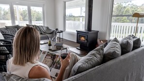 Smart TV, fireplace