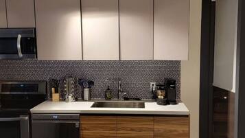 Kühlschrank, Mikrowelle, Ofen, Herdplatte