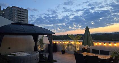 Posh Couple's Suite-Private Patio w/jacuzzi