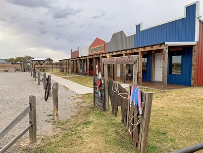 Saving the Longhorn Cabin near Wichita Mountains Medicine Park Cache, sleeps 2