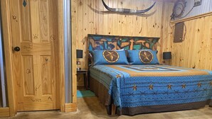 Ein Zimmer aus Holz mit einem Bett, einem Nachttisch und einer Tür mit Symbolen.