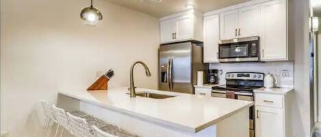 Geladeira, micro-ondas, fogão, cooktop