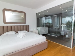 3 bedrooms, iron/ironing board, Internet, bed sheets