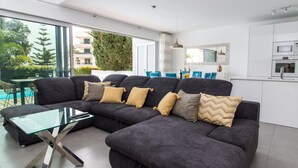 TV - Harmony 4I House by Stay ici (Albufeira)
