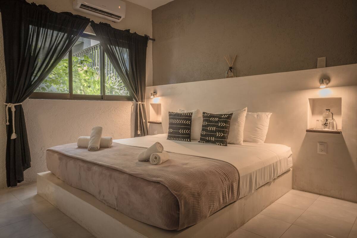 In-room safe, blackout curtains, free WiFi, bed sheets