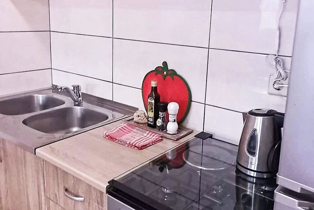 Køleskab, ovn, kogeplade, kaffe-/temaskine