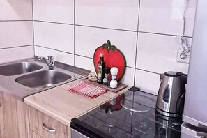 Fridge, oven, stovetop, coffee/tea maker