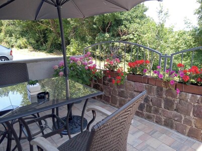 Quiet suburban studio with Organic garden acess and breakfast options