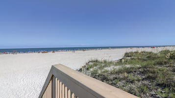 Perto da praia, espreguiçadeiras