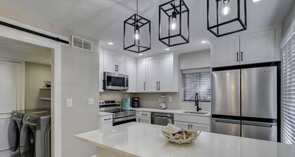 Beautiful villa! 5 minute walk to beach, tennis, golf and more!