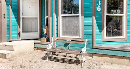 Lovely home with mountain view, central AC, fast WiFi, & washer/dryer