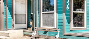 Lovely home with mountain view, central AC, fast WiFi, & washer/dryer