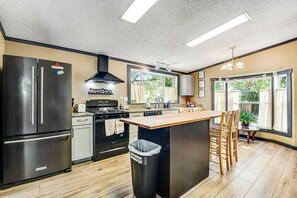 Kjøleskap, mikrobølgeovn, ovn og kokeplater