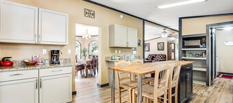 Lovely home with mountain view, central AC, fast WiFi, & washer/dryer