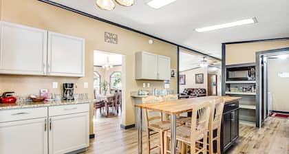 Lovely home with mountain view, central AC, fast WiFi, & washer/dryer