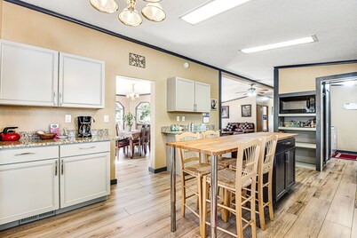 Lovely home with mountain view, central AC, fast WiFi, & washer/dryer