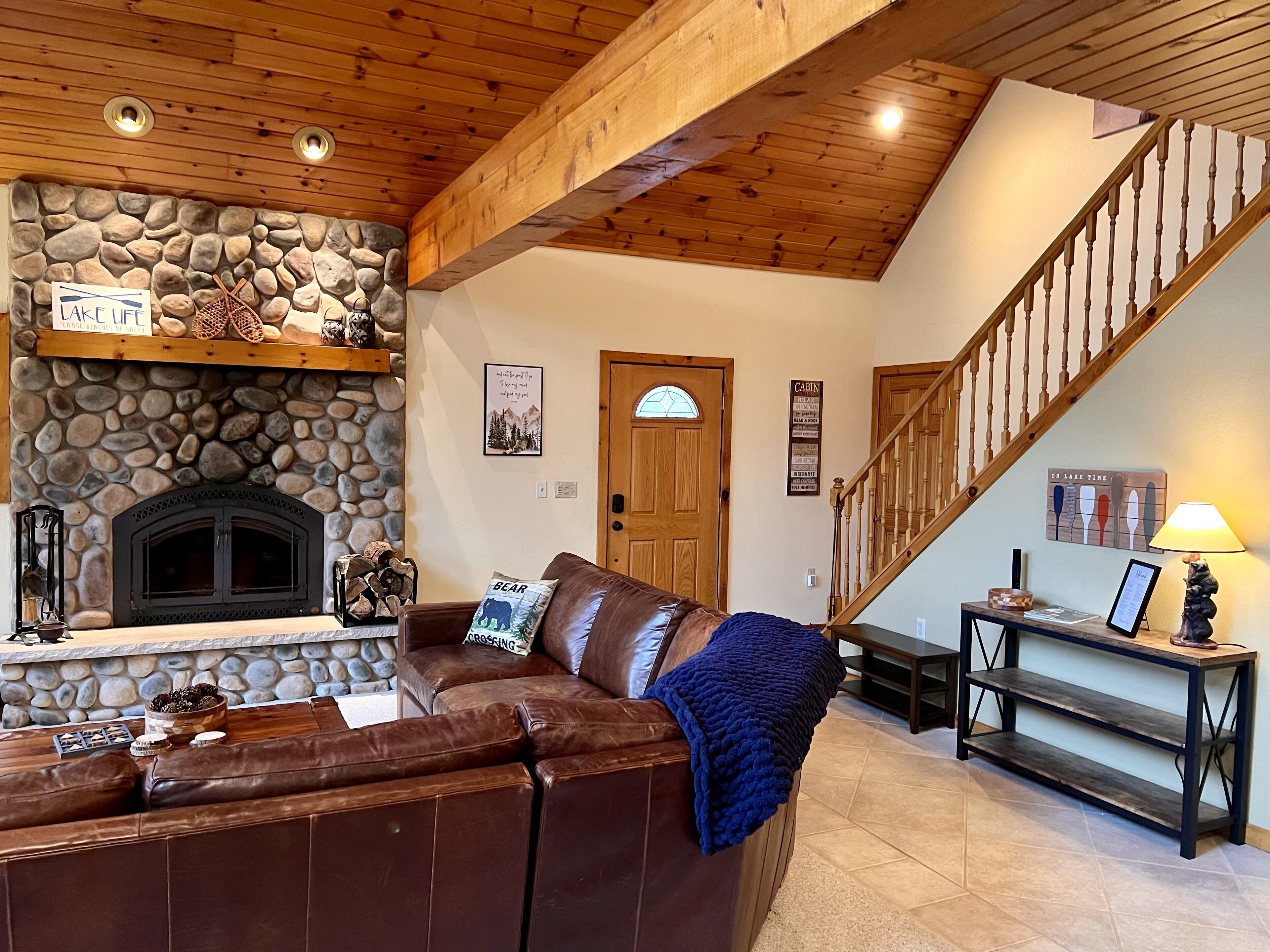 TV connectée, cheminée, baby-foot, livres