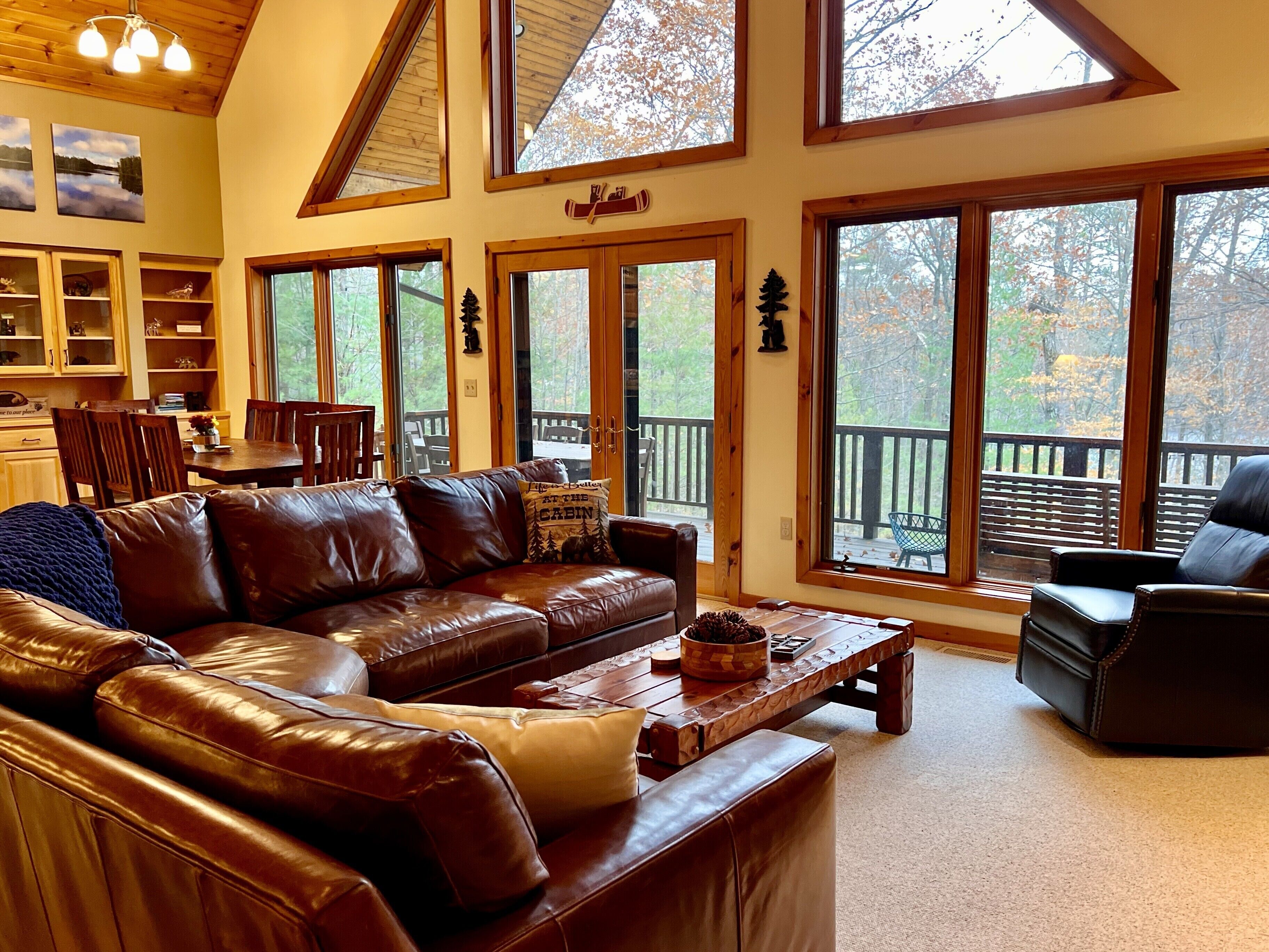 TV connectée, cheminée, baby-foot, livres