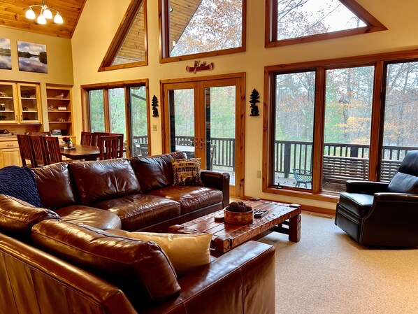 TV connectée, cheminée, baby-foot, livres