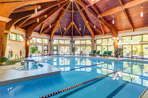 All-season resort getaway with pool, tennis, spa, sauna, hot tub, & washer/dryer