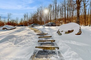 Property grounds - All-season resort getaway with pool, tennis, spa, sauna, hot tub, & washer/dryer (Killington)