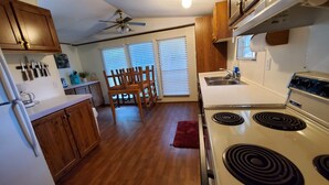 Geladeira, micro-ondas, fogão, cooktop