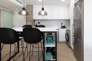 Een koelkast, een microgolfoven, een oven, een vaatwasser