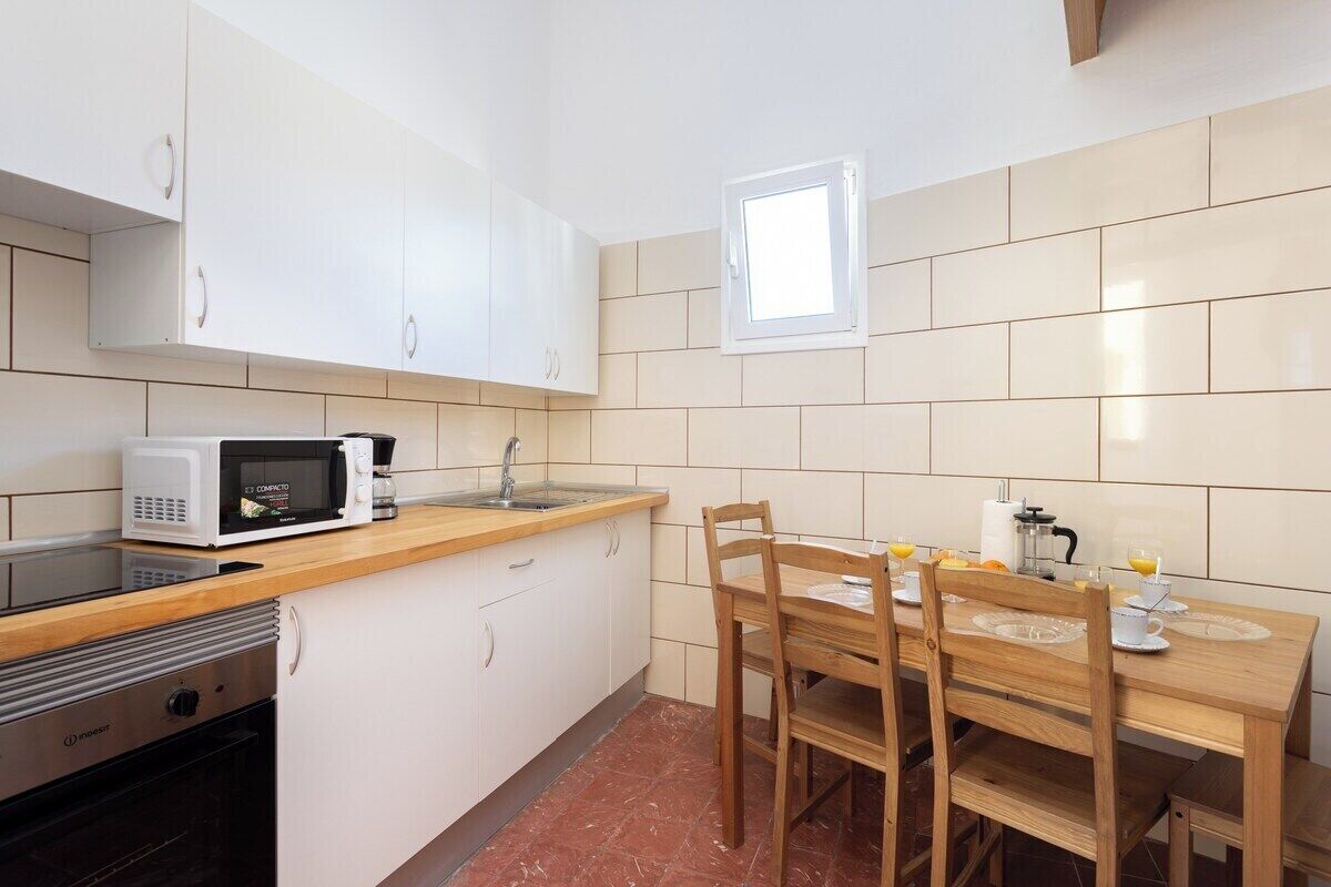 Microwave, oven, stovetop, coffee/tea maker
