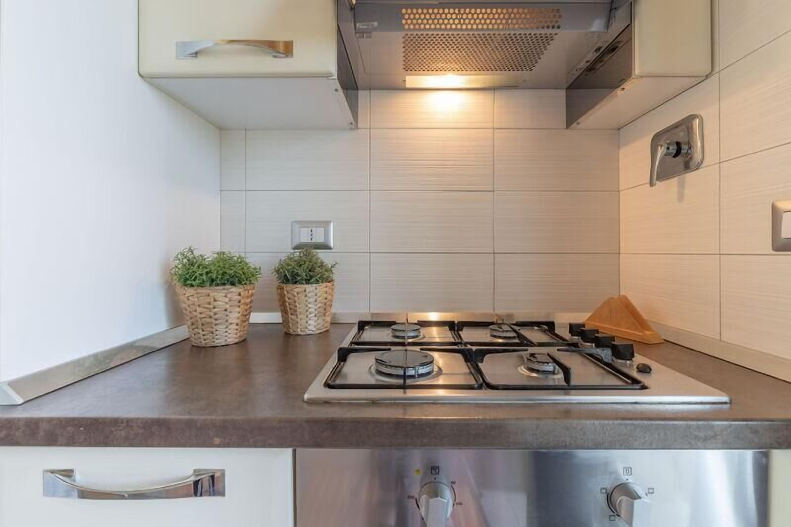 Kühlschrank, Ofen, Herdplatte, Wasserkocher mit Kaffee-/Teezubehör