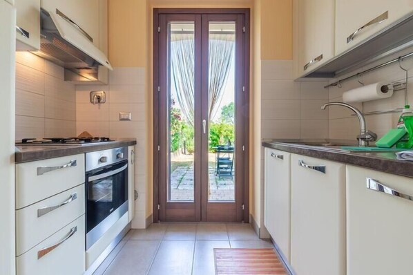 Frigorifero, forno, piano cottura, macchina per tè/caffè