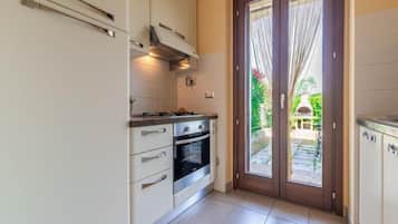 Réfrigérateur, four, plaque de cuisson, cafetière/bouilloire