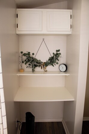 Interior - Clyde's Cabin + Hot Tub (Carthage)