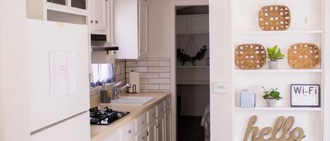 Kjøleskap, mikrobølgeovn, kokeplater og kaffetrakter/tekoker