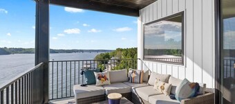 5 Star Corner Penthouse with Million Dollar View!