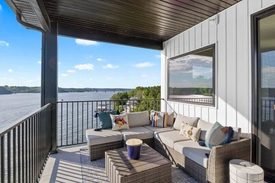 5 Star Corner Penthouse with Million Dollar View!