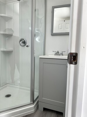 Douche, serviettes fournies, papier toilette