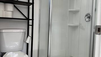 Dusj, håndklær og toalettpapir