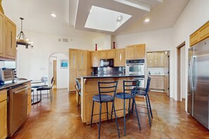 ثلاجة، ميكروويف، فرن، موقد طهي مسطح