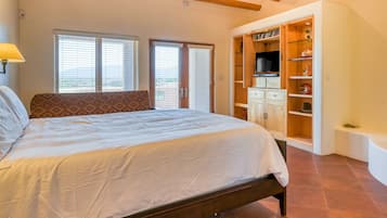 3 quartos, acesso à internet, roupa de cama