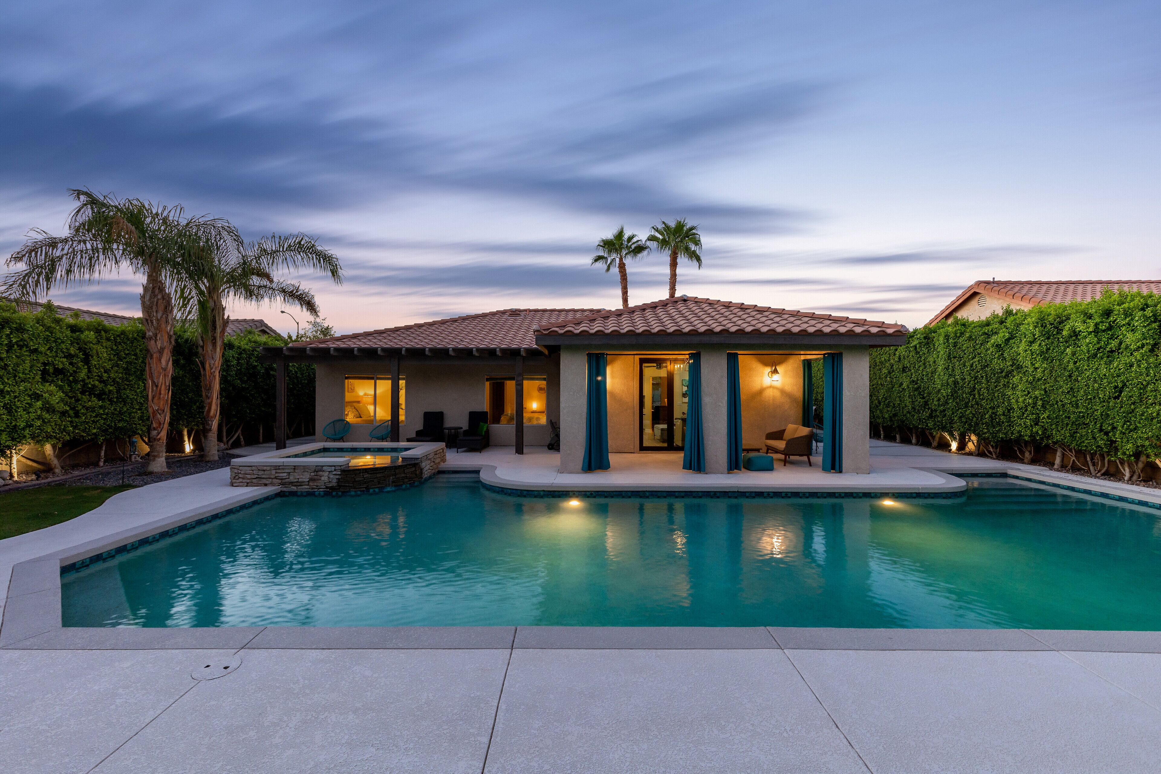 Alberca al aire libre y alberca climatizada