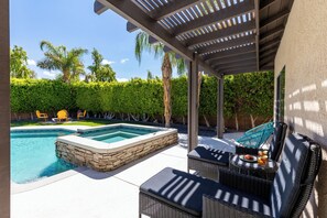 حمّام سباحة خارجي، حمّام سباحة مُدفَّأ