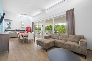 Villa, accesible para personas con discapacidad | Zona de estar | Smart TV de 43 pulgadas con canales digitales, una televisión