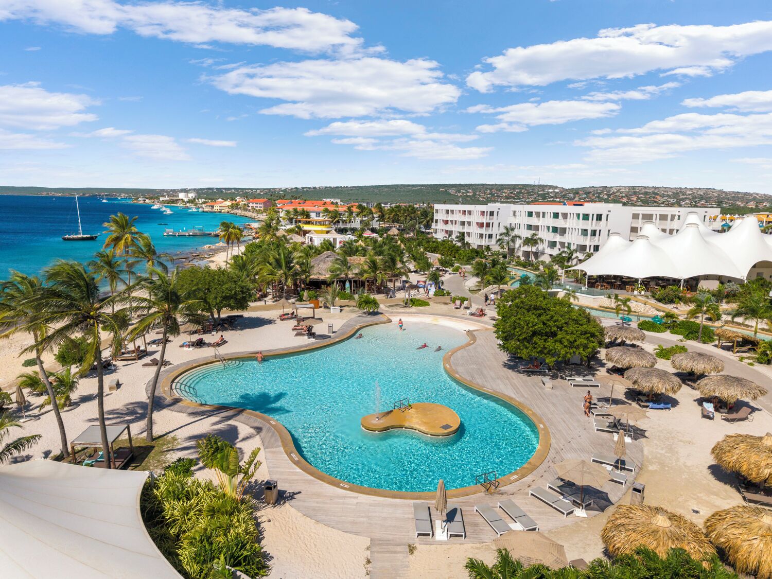 Privat strand, vit sandstrand, gratis strandcabanor och solstolar
