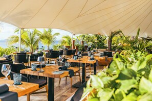 3 restaurants; breakfast, lunch, dinner and brunch served  - Chogogo Dive & Beach Resort Bonaire (Kralendijk)